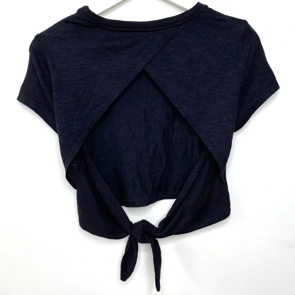 CALE Knotted Hem Tee Black size M - Picture 5 of 8